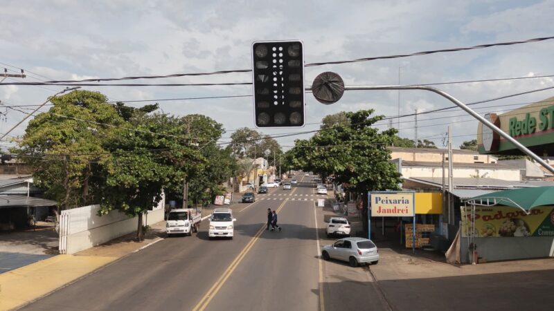 Novo semáforo é instalado em Guaíra.