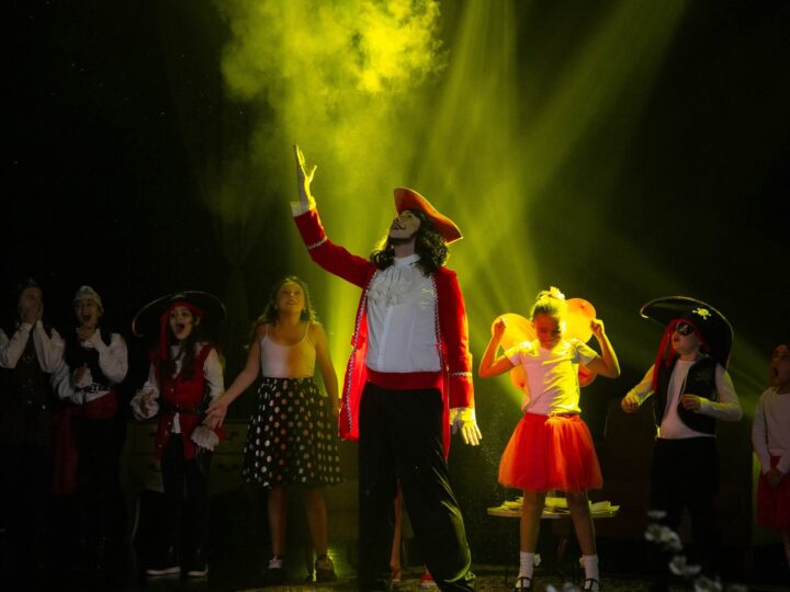 Espetáculo teatral “O Mistério do Gancho” emocionou o público e arrecadou 172 kg de alimentos para o Lar São José
