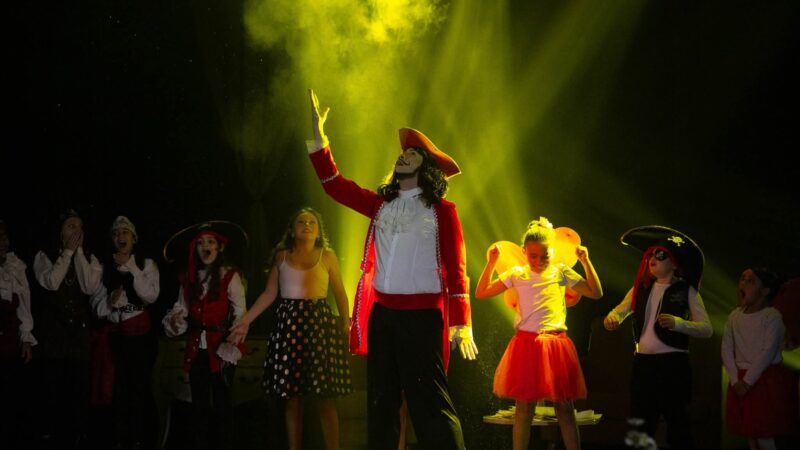 Espetáculo teatral “O Mistério do Gancho” emocionou o público e arrecadou 172 kg de alimentos para o Lar São José