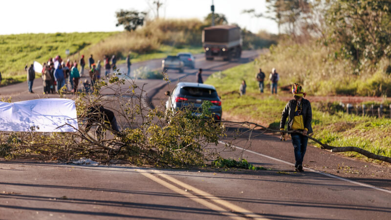 Protesto indígena bloqueia BR-272 e também estrada alternativa entre Guaíra e Terra Roxa