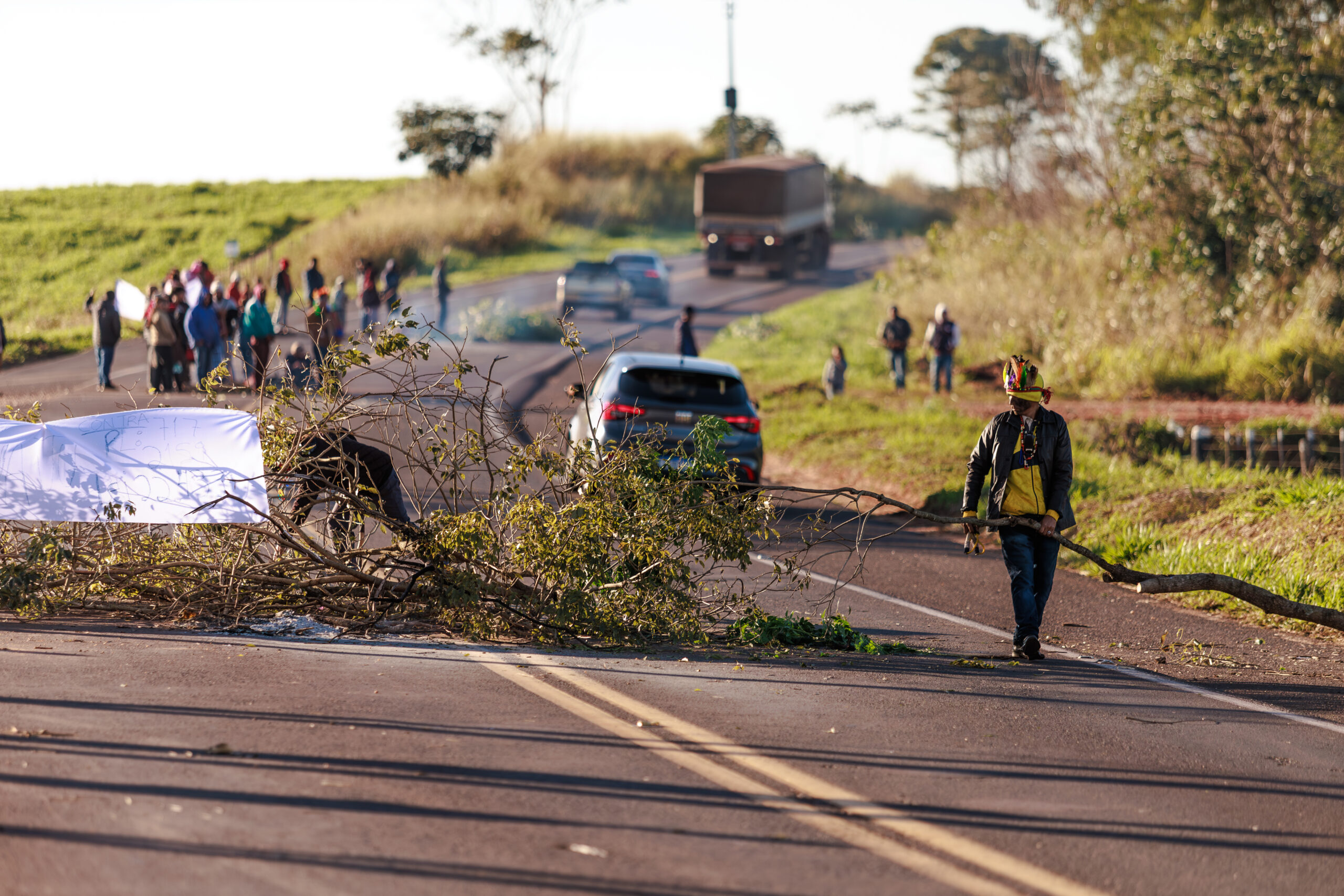 Protesto indígena bloqueia BR-272 e também estrada alternativa entre Guaíra e Terra Roxa