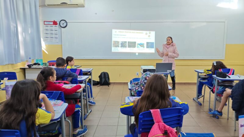 Alunos do ensino fundamental participam de palestra sobre maus-tratos aos animais