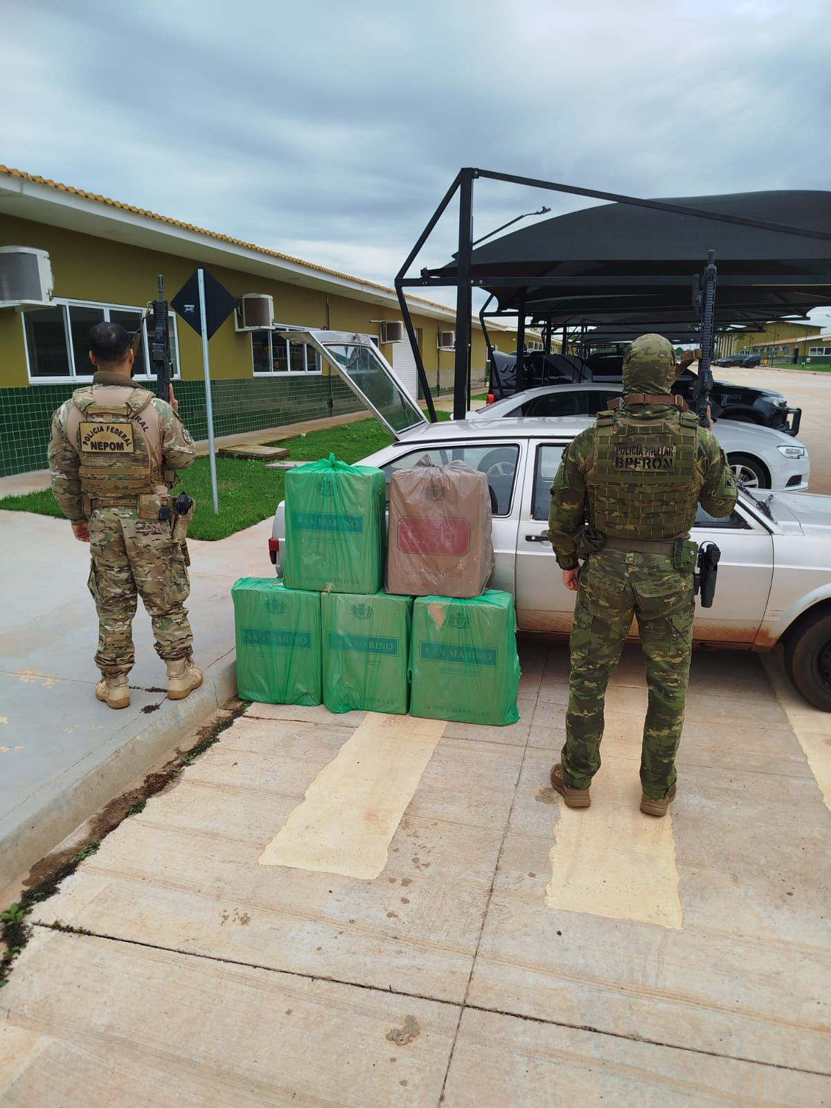 PF e BPFron apreendem veículo carregado com 250 pacotes de cigarros em Guaíra