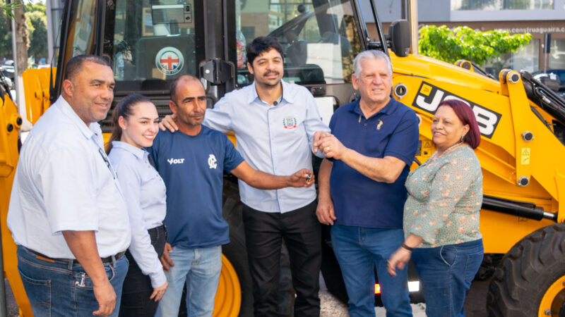Município realiza cerimônia de entrega de retroescavadeira para reforço da infraestrutura