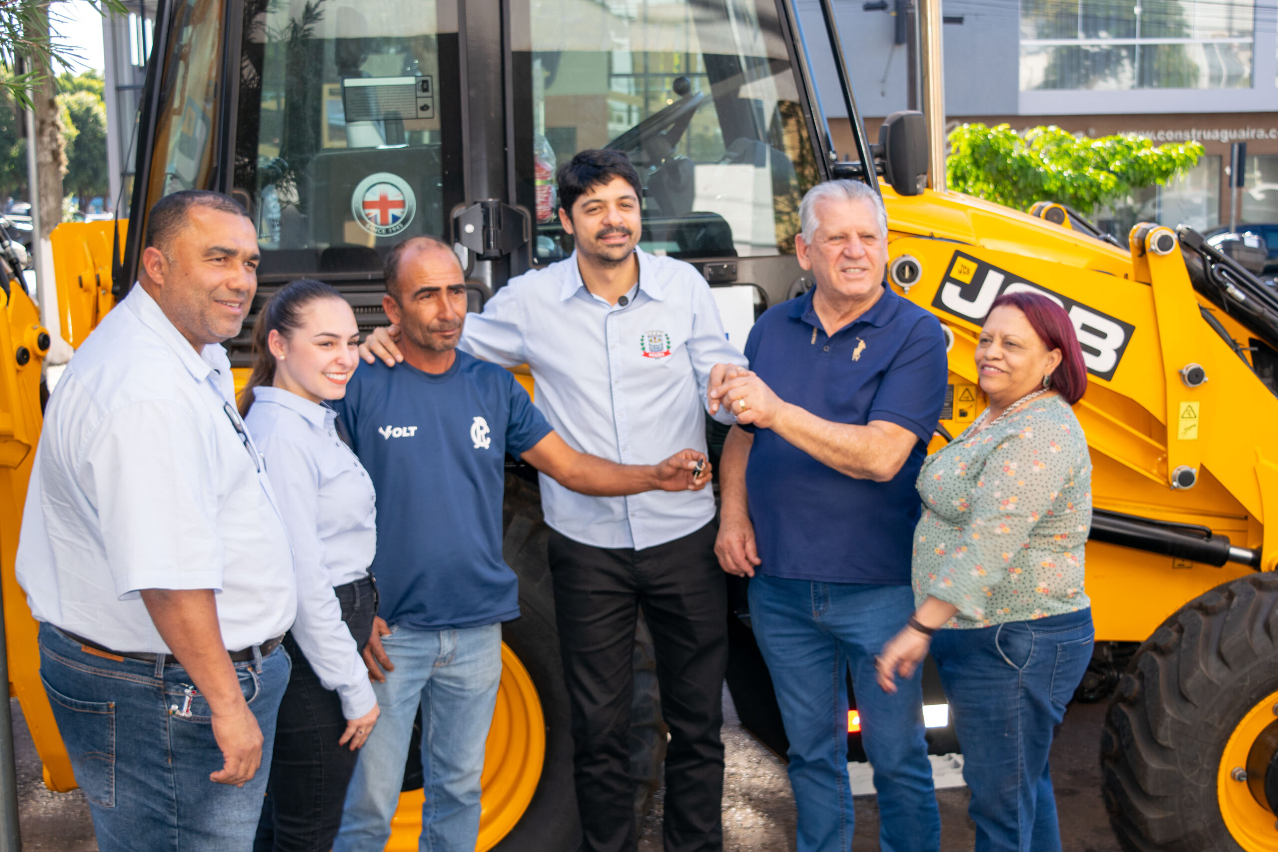 Município realiza cerimônia de entrega de retroescavadeira para reforço da infraestrutura