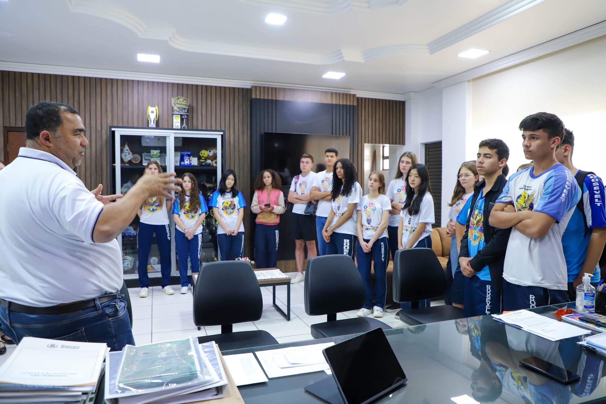 Alunos do Colégio Roosevelt visitam órgãos públicos de Guaíra em ação voltada ao empreendedorismo