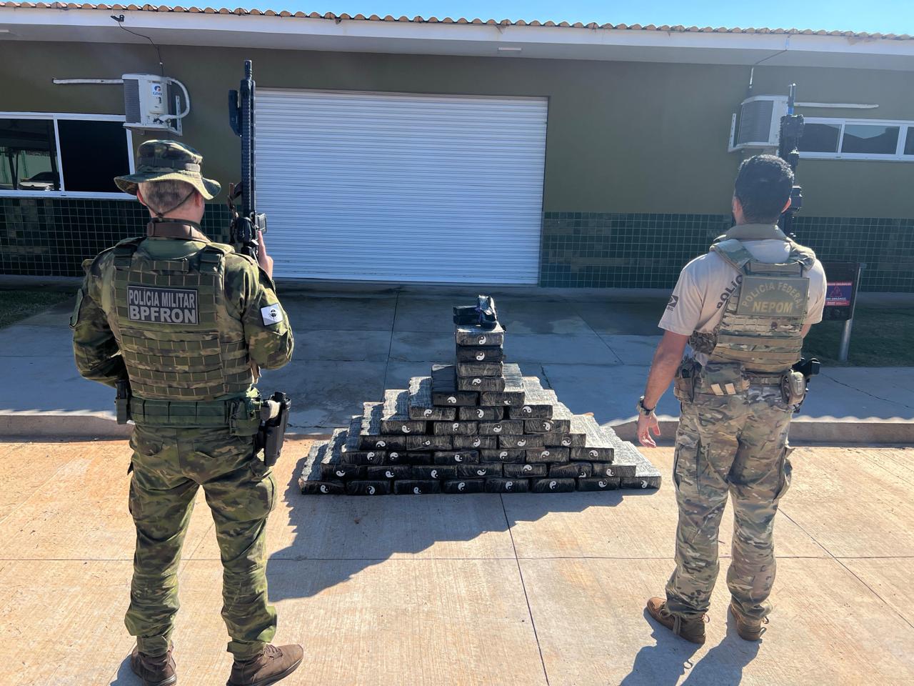 PF e BPFRON APREENDEM MEIA TONELADA DE MACONHA EM GUAIRA/PR