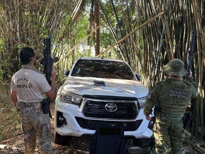 PF e BPFRON apreendem veículo furtado preparado para o contrabando