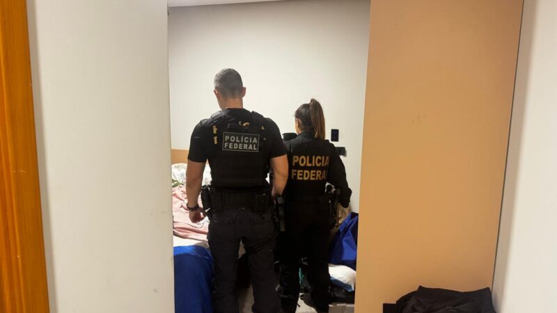 Homem é preso pela PF durante a deflagração da Operação Bisturi, que apura comércio ilegal de medicamentos