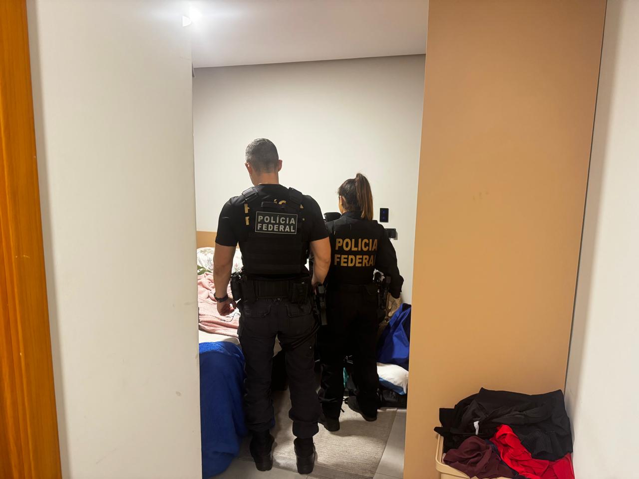 Homem é preso pela PF durante a deflagração da Operação Bisturi, que apura comércio ilegal de medicamentos