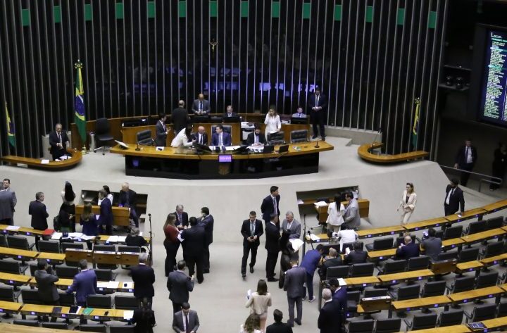 Deputados aprovam fim de limitação orçamentária para pagamento do seguro-defeso