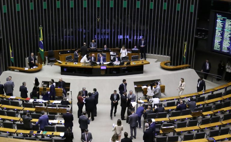 Deputados aprovam fim de limitação orçamentária para pagamento do seguro-defeso