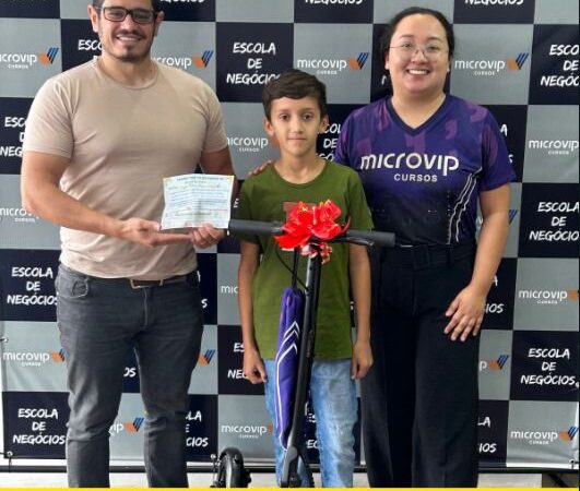 Aluno de Guaíra ganha patinete elétrico em concurso de desenho da Microvip Cursos