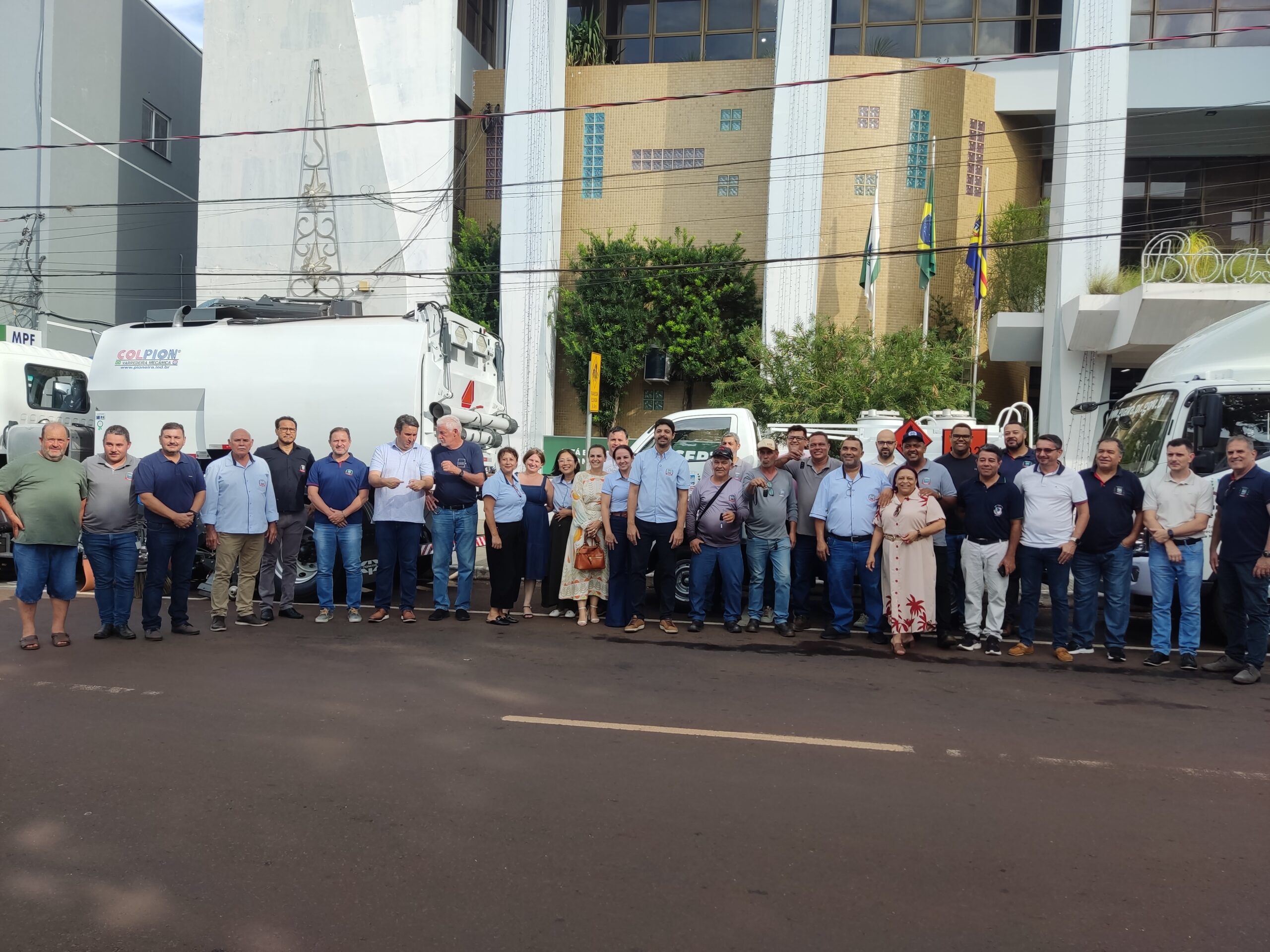 Município de Guaíra entrega novos veículos e fortalece a estrutura de limpeza urbana e infraestrutura