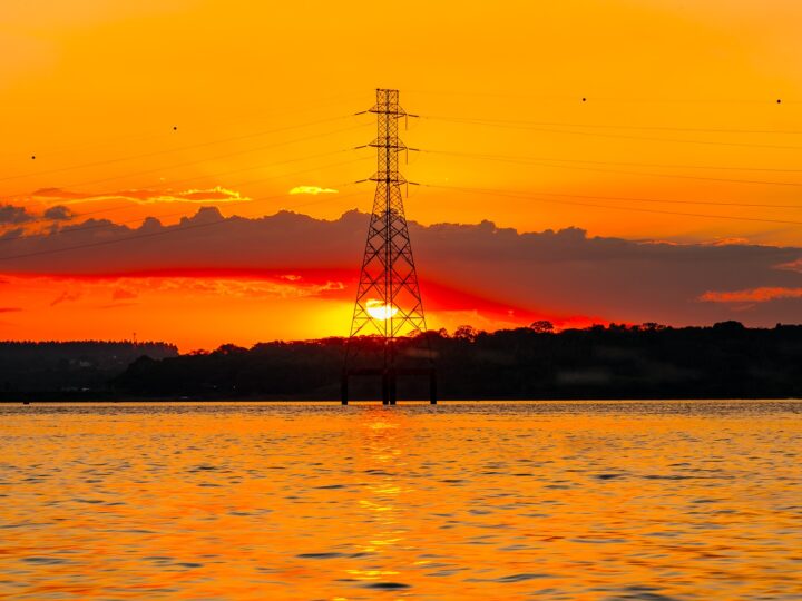 Baixa temporária do Lago de Itaipu revela cenário singular em Guaíra e reacende memórias das Sete Quedas