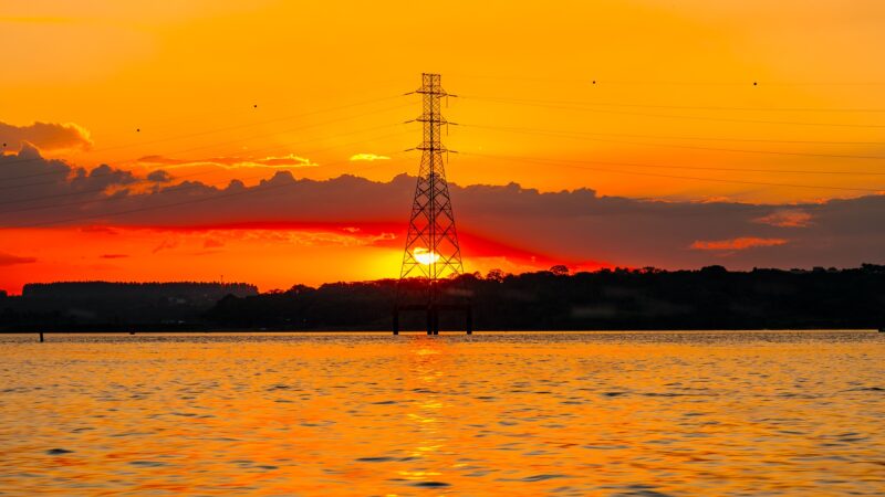 Baixa temporária do Lago de Itaipu revela cenário singular em Guaíra e reacende memórias das Sete Quedas