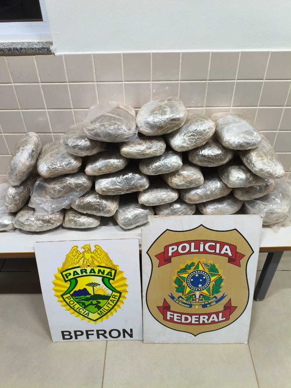 POLÍCIA FEDERAL e BPFRON realizam apreensão de drogas em ônibus interestadual