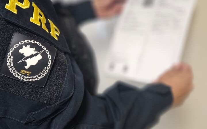 PRF prende casal por uso de documento falso ao tentar retirar veículo apreendido em Guaíra