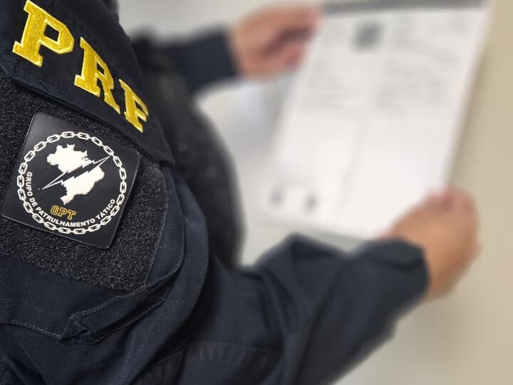 PRF prende casal por uso de documento falso ao tentar retirar veículo apreendido em Guaíra